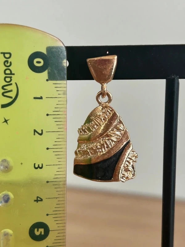 Kleine gouden en zwarte oorbellen met chique en retro effect – photo 5